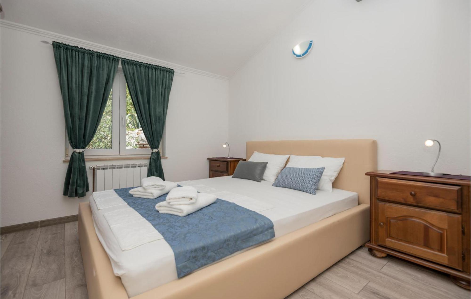 2 Bedroom Beautiful Apartment In Makarska Exterior foto