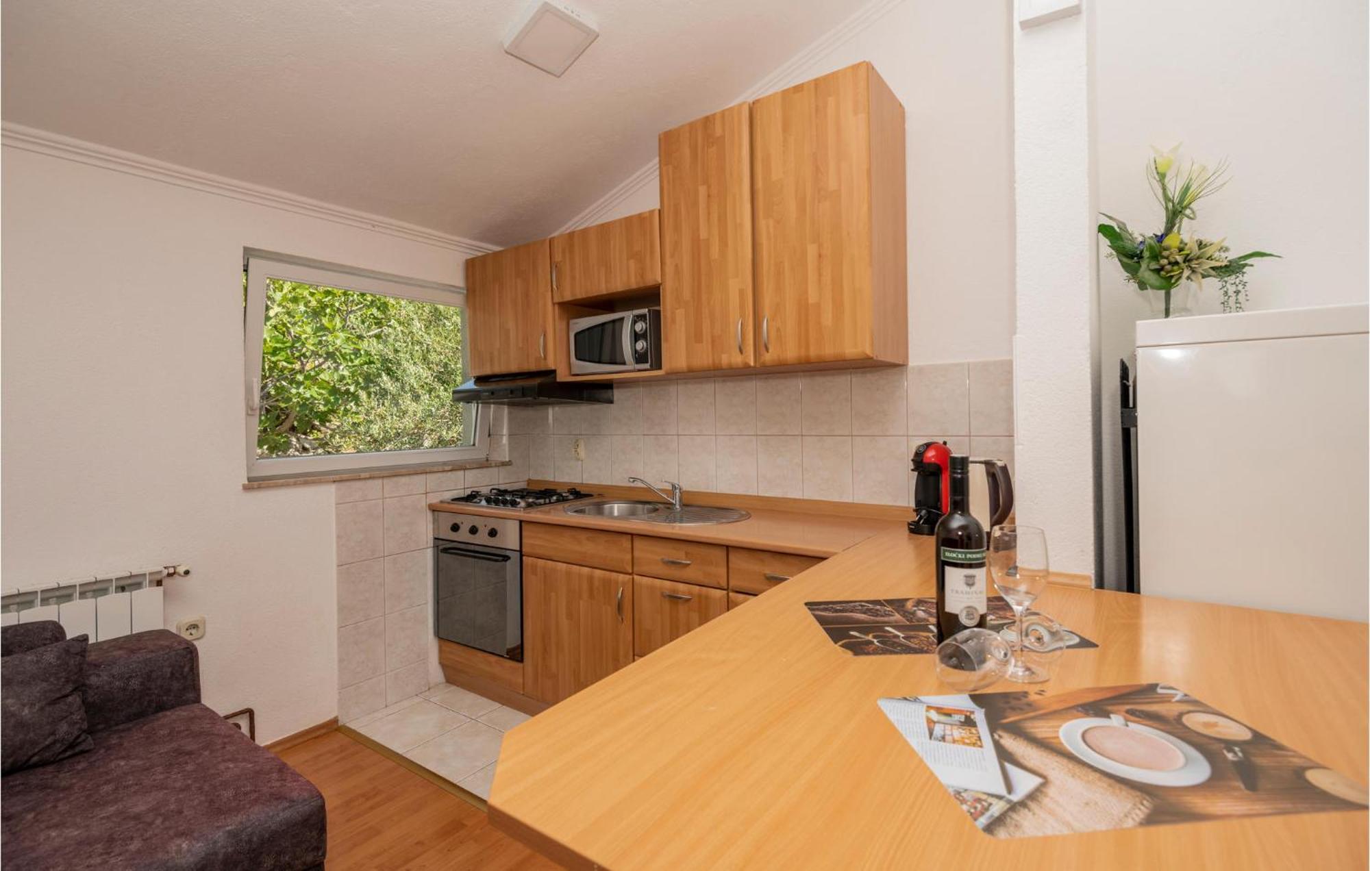 2 Bedroom Beautiful Apartment In Makarska Exterior foto